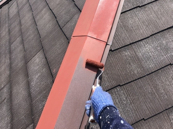 棟板金の下塗り作業