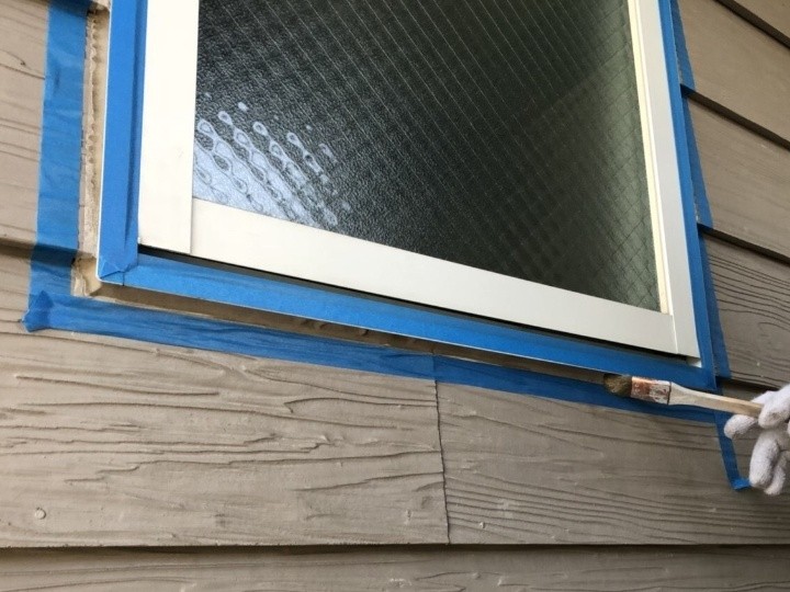 サッシまわりにプライマー塗布