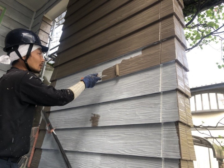 パーフェクトサーフを用いた外壁の「下塗り」作業