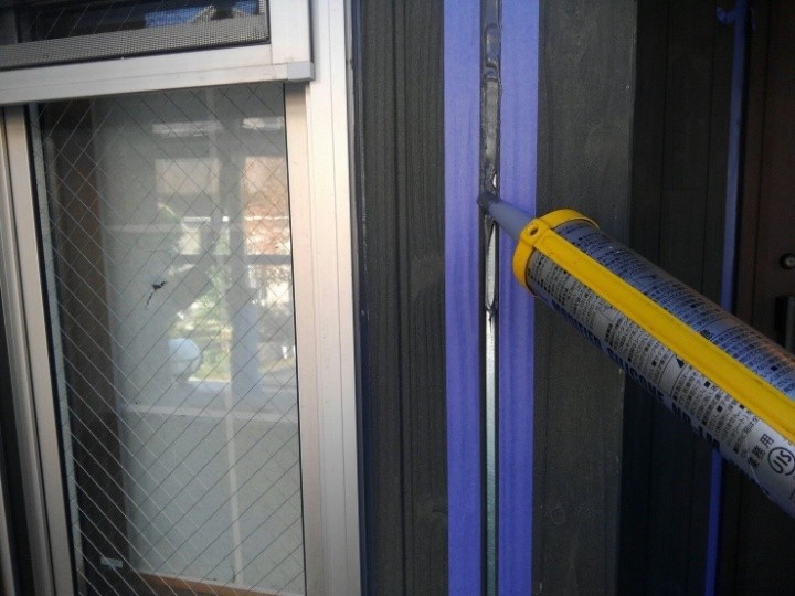 サイディングの繋ぎ目にコーキング「打ち替え」作業