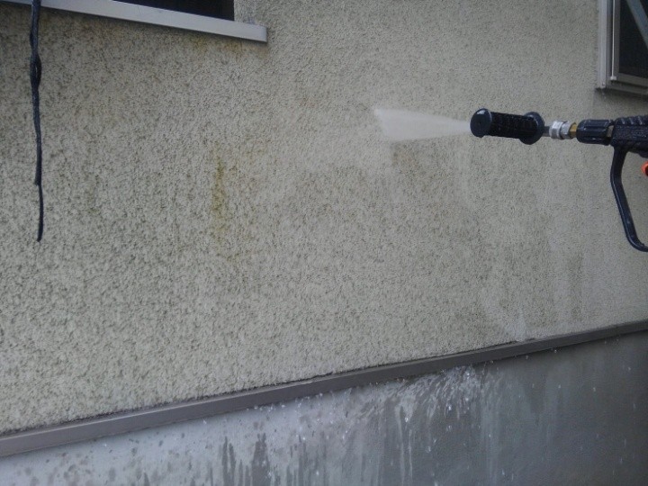 外壁に高圧洗浄