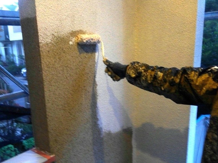 外壁の「下塗り」作業風景