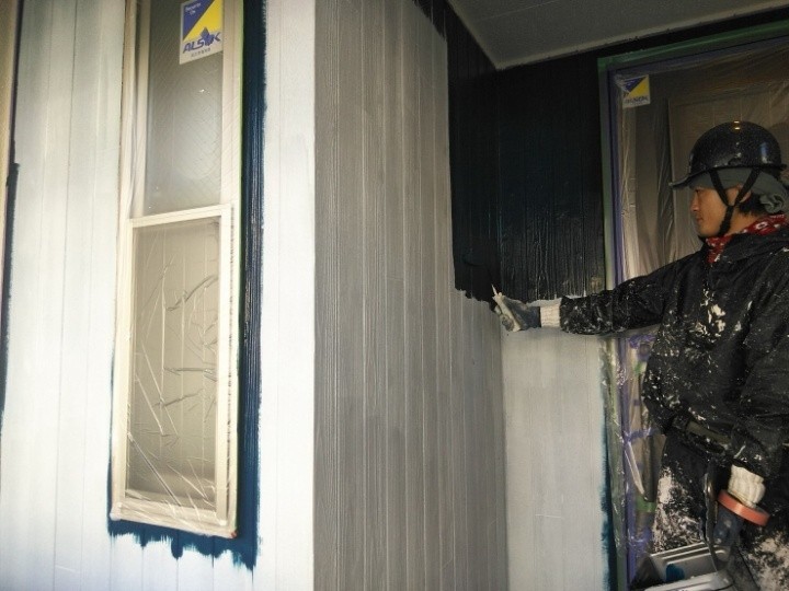 パーフェクトトップを用いた外壁の中塗り作業