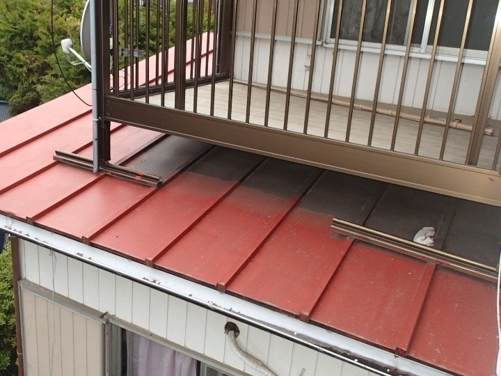 一部に錆びが発生している瓦棒葺き屋根