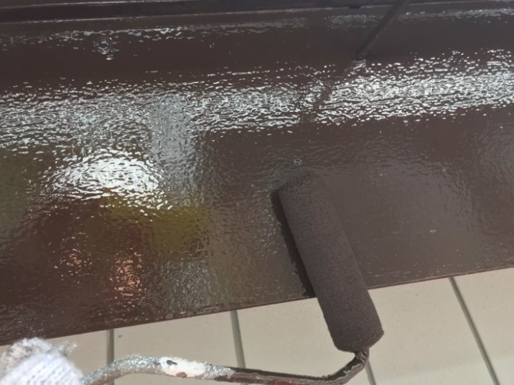 軒天や破風板などの付帯部分もローラーを使って塗装