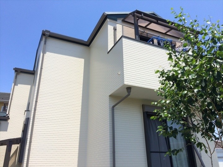 横浜市金沢区にて窯業系サイディング外壁にプレミアムシリコン(SR-111)を用いた塗装工事が完工した住宅の外観