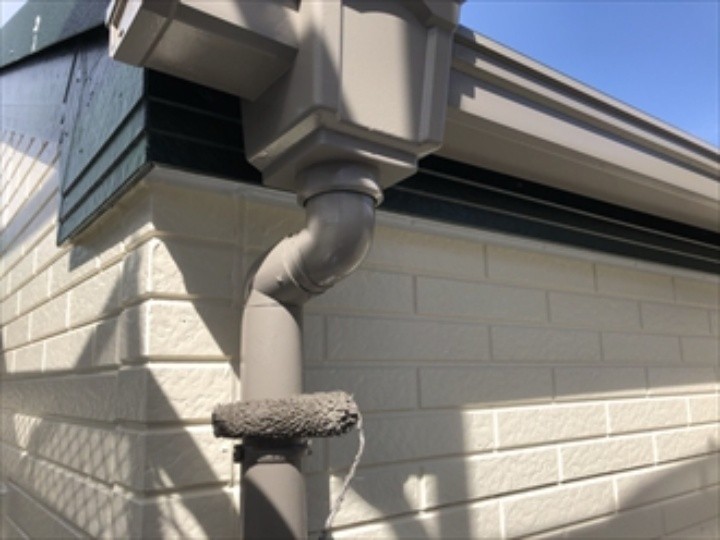 雨樋にファインSiを塗装する作業工程