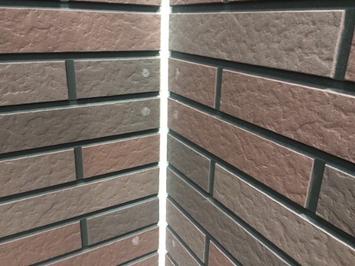 窯業系サイディングの外壁にコーキング作業した後の状態