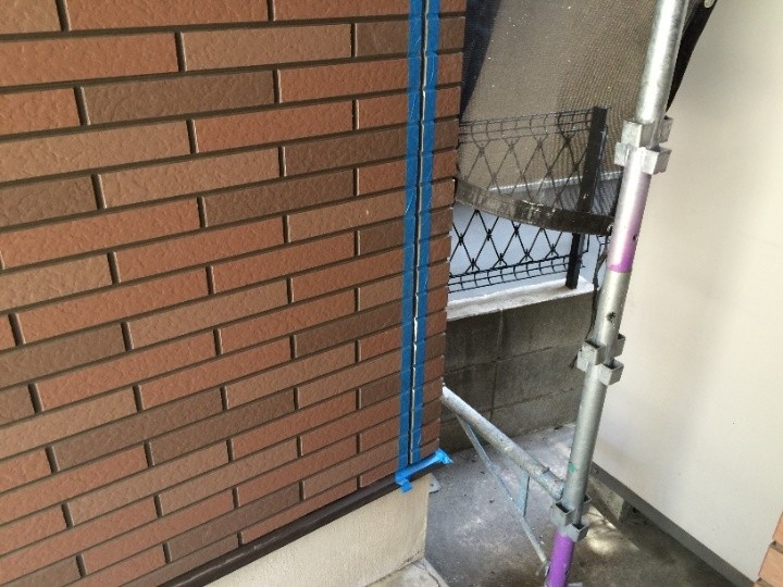窯業系サイディングの外壁にコーキング作業