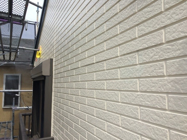 外壁の上塗り作業後の状態