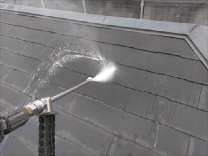 屋根に高圧洗浄する作業工程