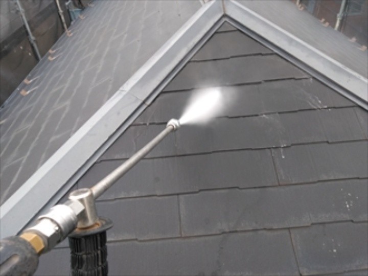 屋根に高圧洗浄