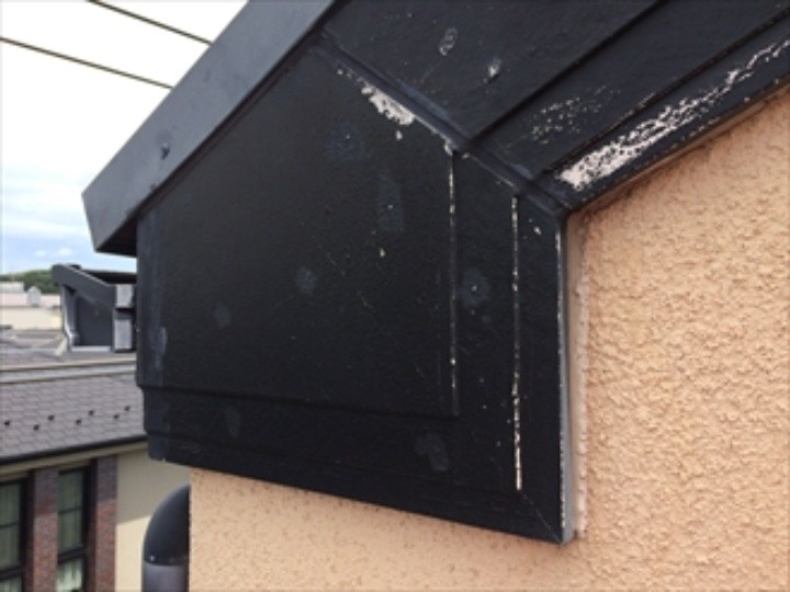 破風板の表面が剥がれている状態