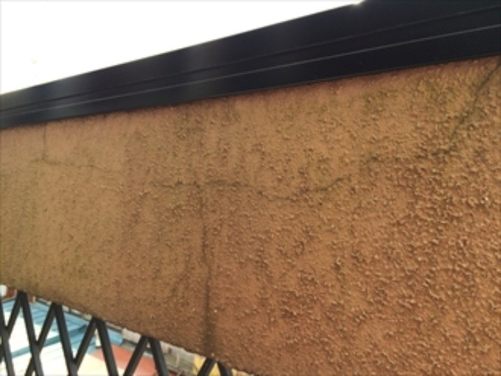 外壁にひび割れが発生している状態