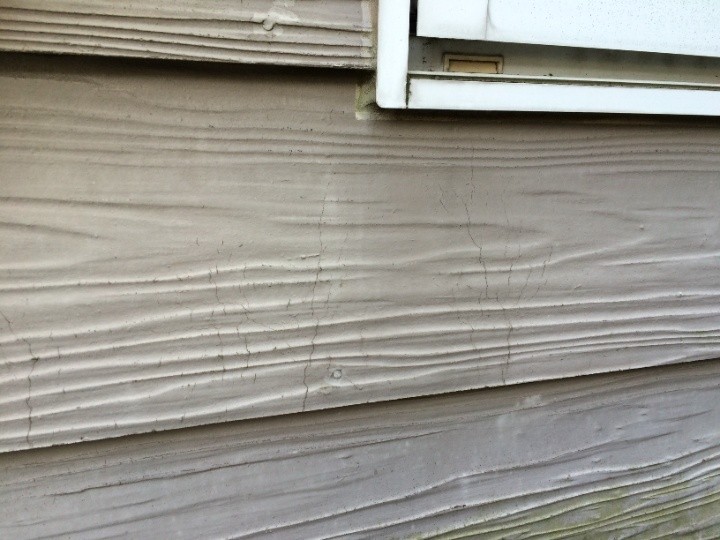 サイディング表面にひび割れのような模様が見られる状態