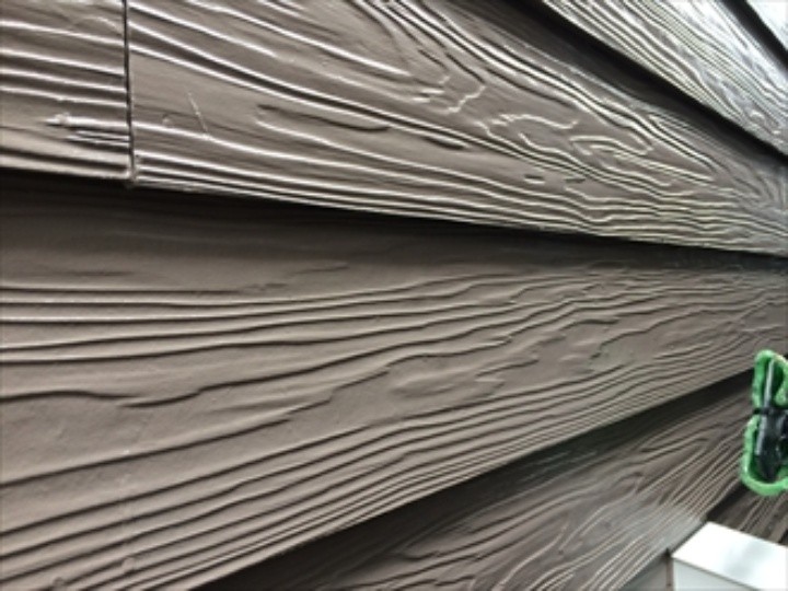 外壁の「上塗り」作業後の状態