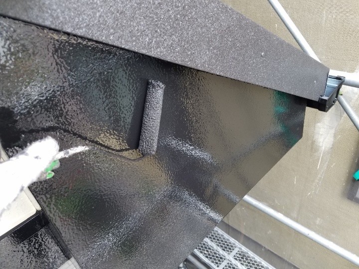 付帯部には艶ありの「ファインSi」を使用