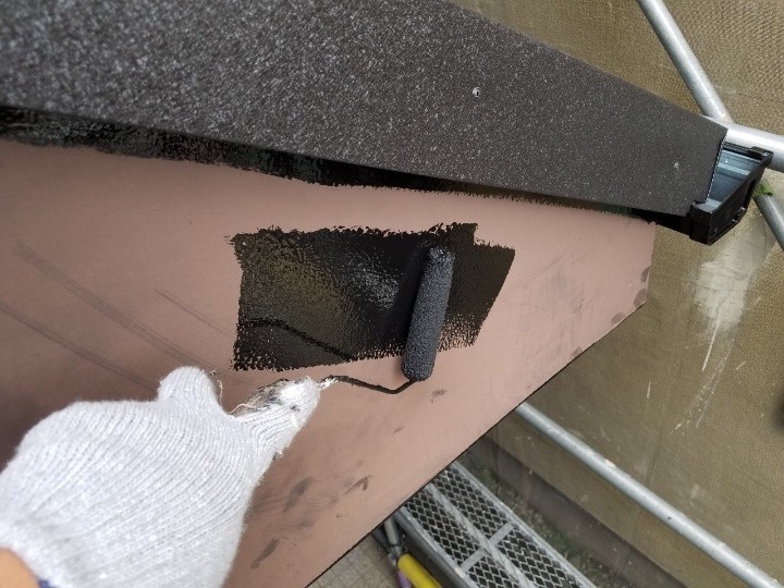 「破風板・鼻隠し板」の塗装作業