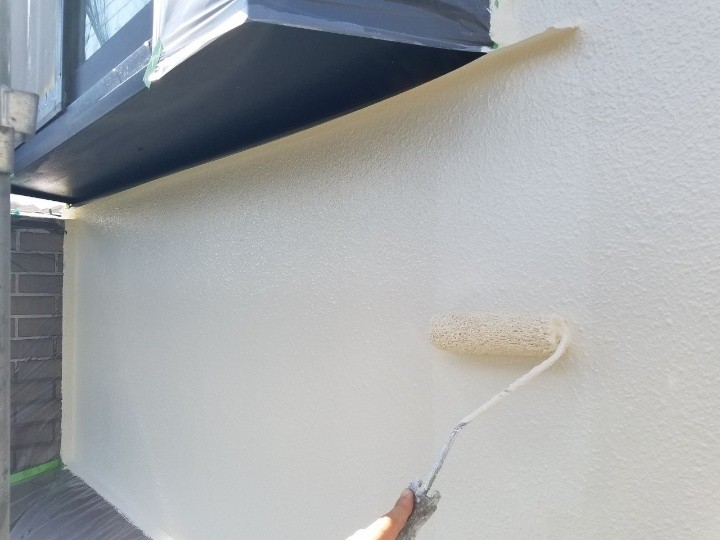 塗料材「プレミアムシリコン」を塗布