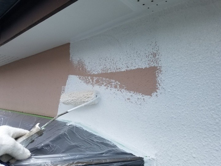 下塗り材「水性SDサーフエポプレミアム」を塗布