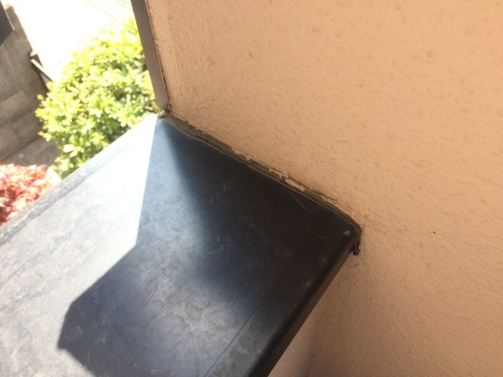 笠木と外壁の接合部分のコーキングに劣化を確認