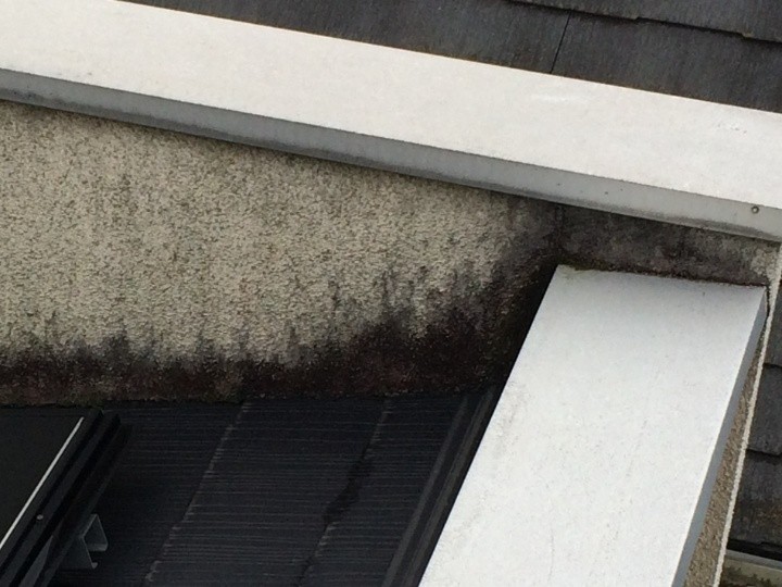 屋根材の形状に沿って汚れが付着している状態