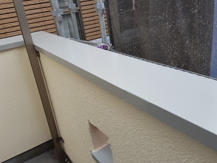 ファインSiを用いた鉄部の塗装作業