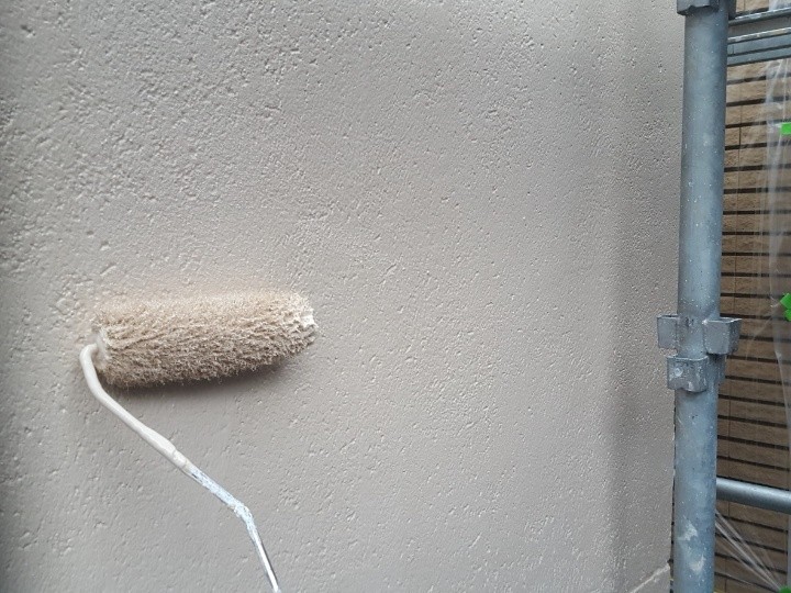 パーフェクトトップを用いた外壁の「上塗り」作業