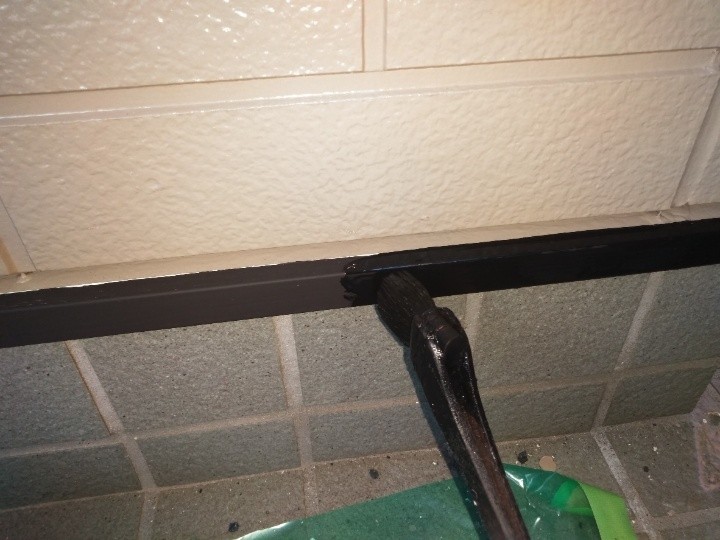 鉄部の「中塗り」作業