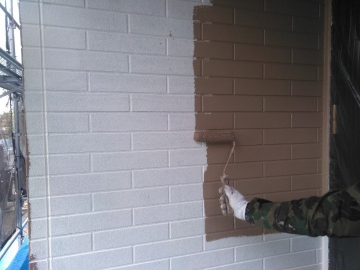 外壁の「中塗り」作業