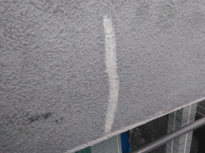 外壁のひび割れにコーキング処理した後の状態