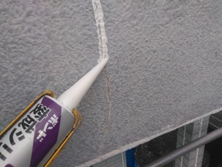 外壁のひび割れにコーキングを処理