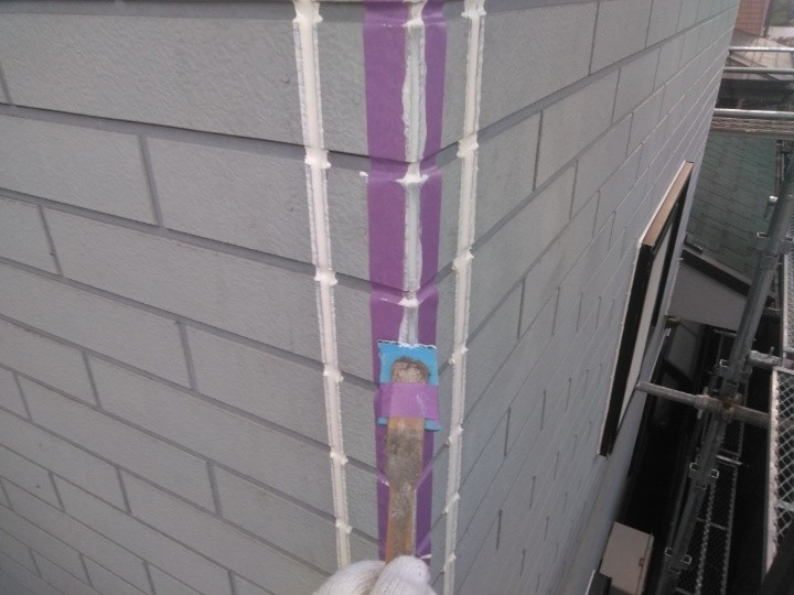 新しく充填したコーキングをヘラで整える作業