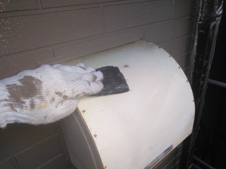 軒下換気口へのケレン作業