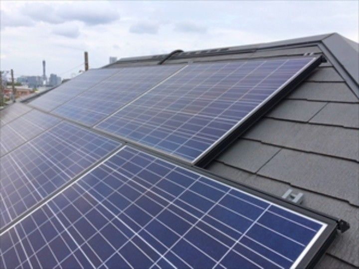 屋根にはソーラーパネルが設置