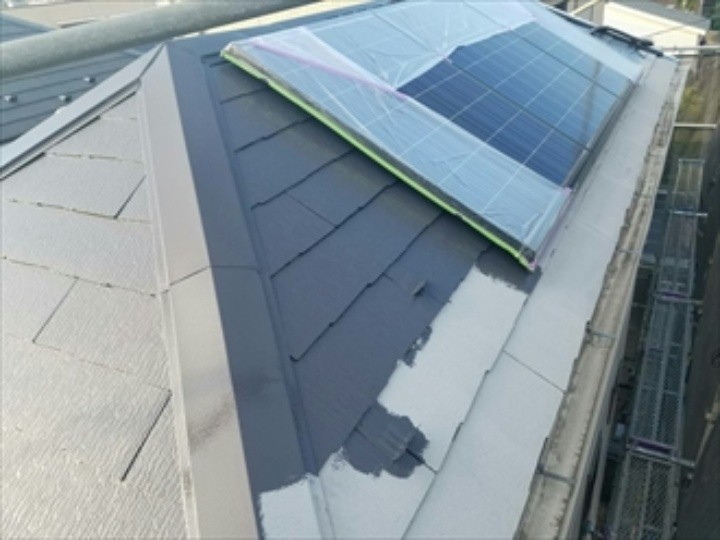 屋根の「中塗り」作業