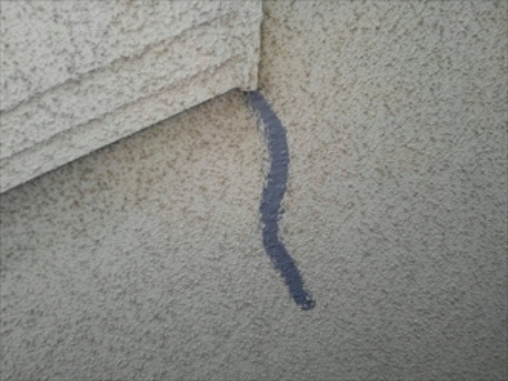 亀裂の縁をカットしてコーキング材を充填した後の状態