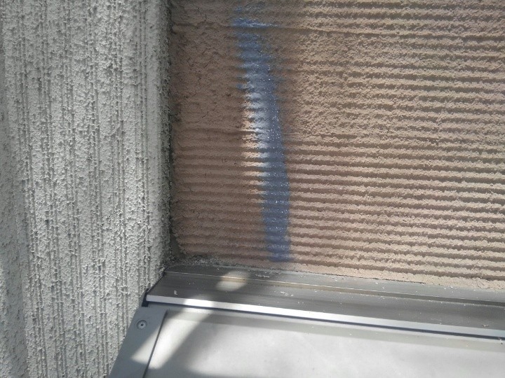 コーキング処理して表面を整える作業風景