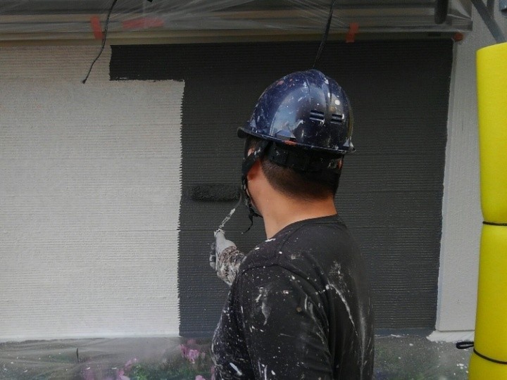 外壁の「中塗り」作業