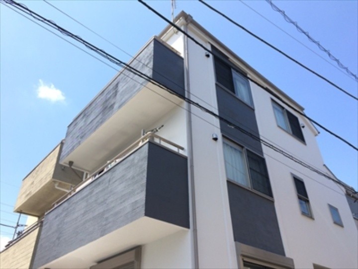 パーフェクトトップを用いた「屋根・モルタル外壁」塗装工事が完工した外観