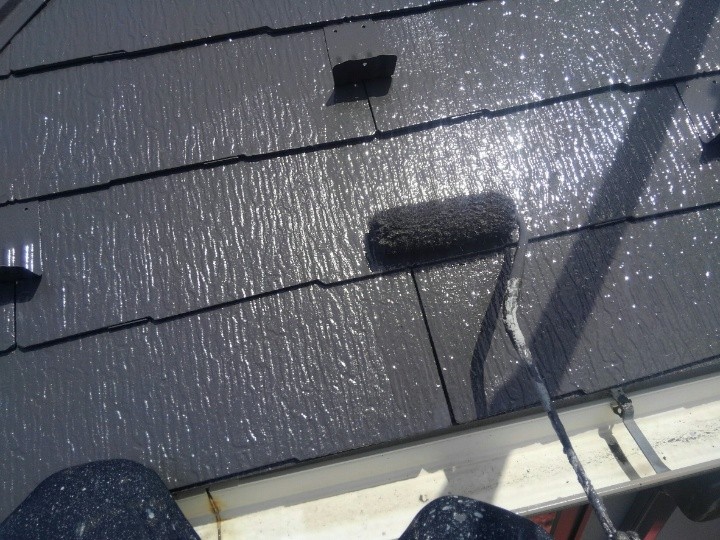 屋根の「上塗り」作業