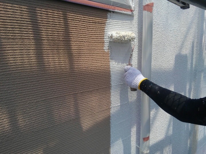 外壁を下塗りする作業工程