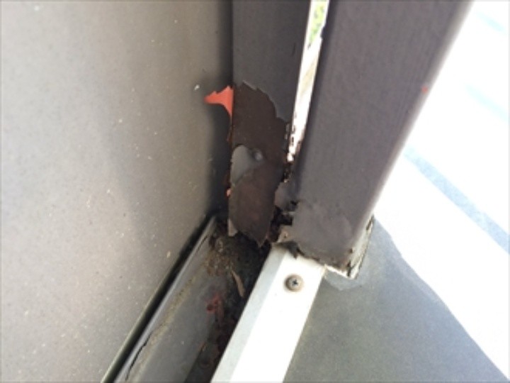 鉄製バルコニーの塗膜が剥がれて錆が発生している状態