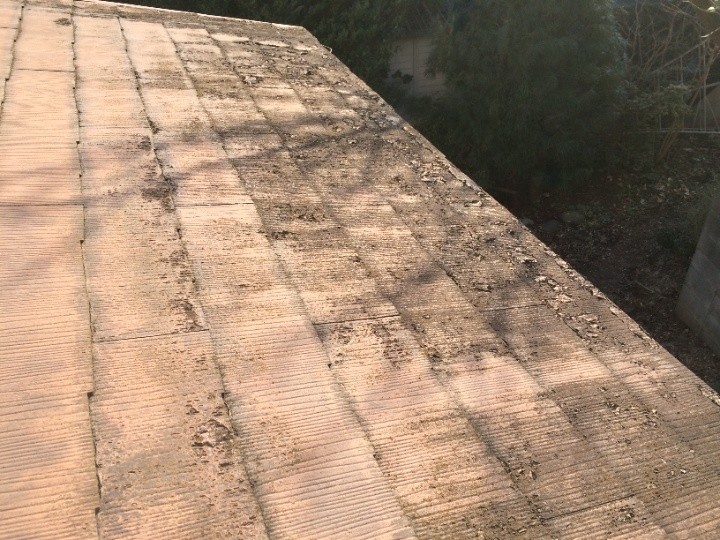 化粧スレート屋根の軒先側が黒ずんでいる状態