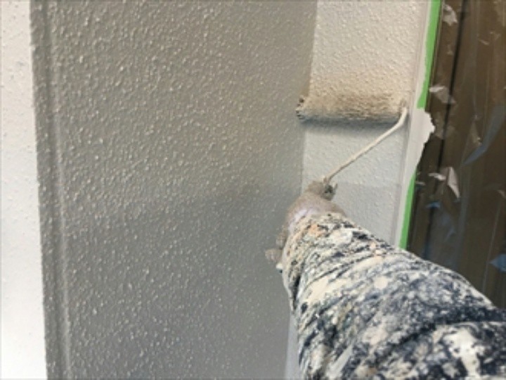 外壁の「上塗り」作業