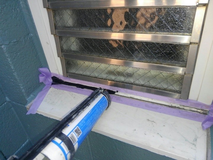 窓枠のコーキング処理