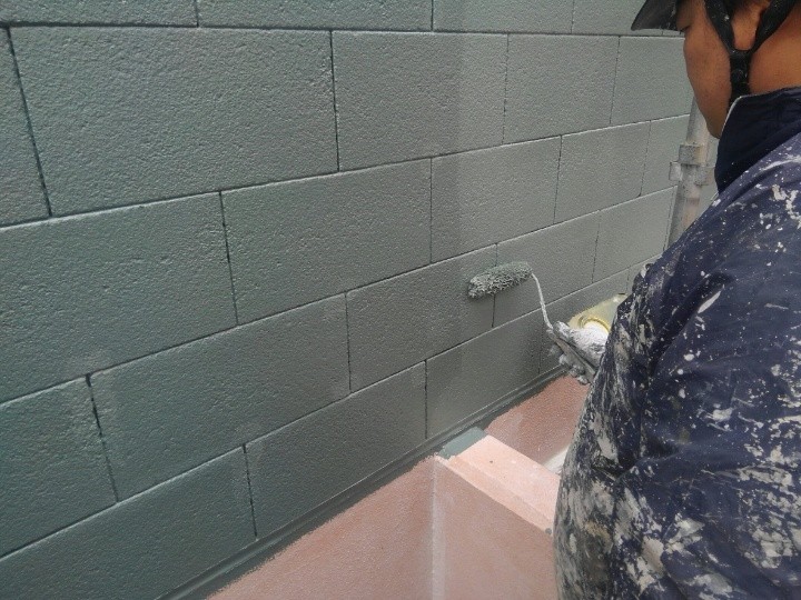 外壁の「上塗り」作業