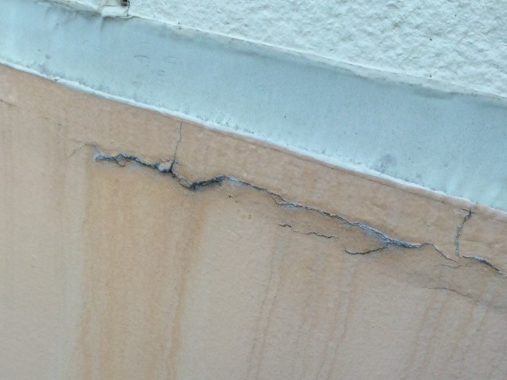 コーキングと外壁材との間にひび割れが発生