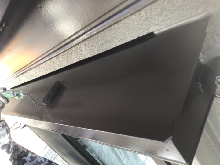 付帯部塗装工事する作業風景