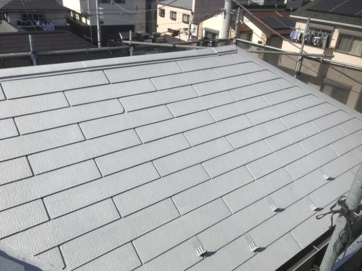 屋根の下塗り作業